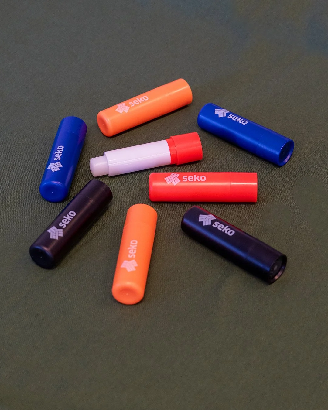 Dubbla nyheter till Seko! Nya f&auml;rger p&aring; l&auml;ppbalsam och en ny nyttig produkt i pl&aring;sterasken 💄🩹

#tmreklam #newwaveprofile #presentreklam #profilreklam #profilmaterial #seko #l&auml;ppbalsam #pl&aring;sterask