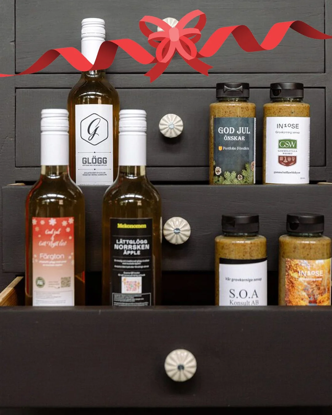 &Auml;r ni inte riktigt klarar med julklapparna? Ge bort n&aring;gonting som alltid uppskattas (&auml;ven om bra r&aring;varor oftast tar slut lite v&auml;l snabbt) 🎁 Svep f&ouml;r att se fler 👉

#tmreklam #newwaveprofile #presentreklam #profilrekl