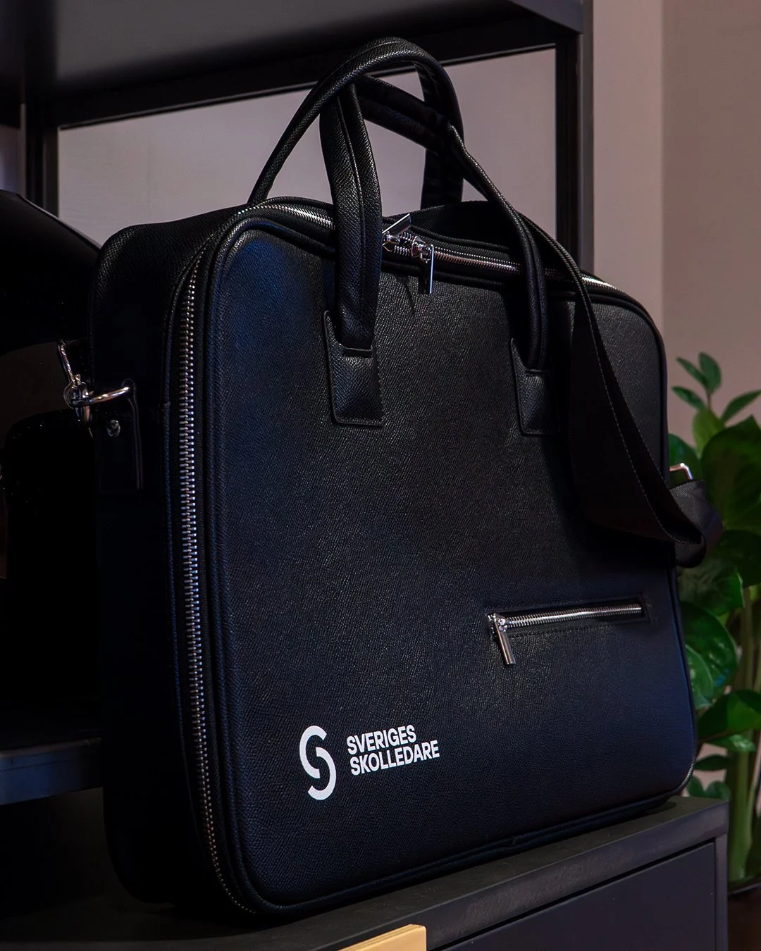 Trippelt nytt till Sveriges Skolledare 🤝 Tre olika s&auml;tt att synas!

#tmreklam #newwaveprofile #presentreklam #profilreklam #profilmaterial #sverigesskolledare #datorv&auml;ska #bagagetag #minirollup