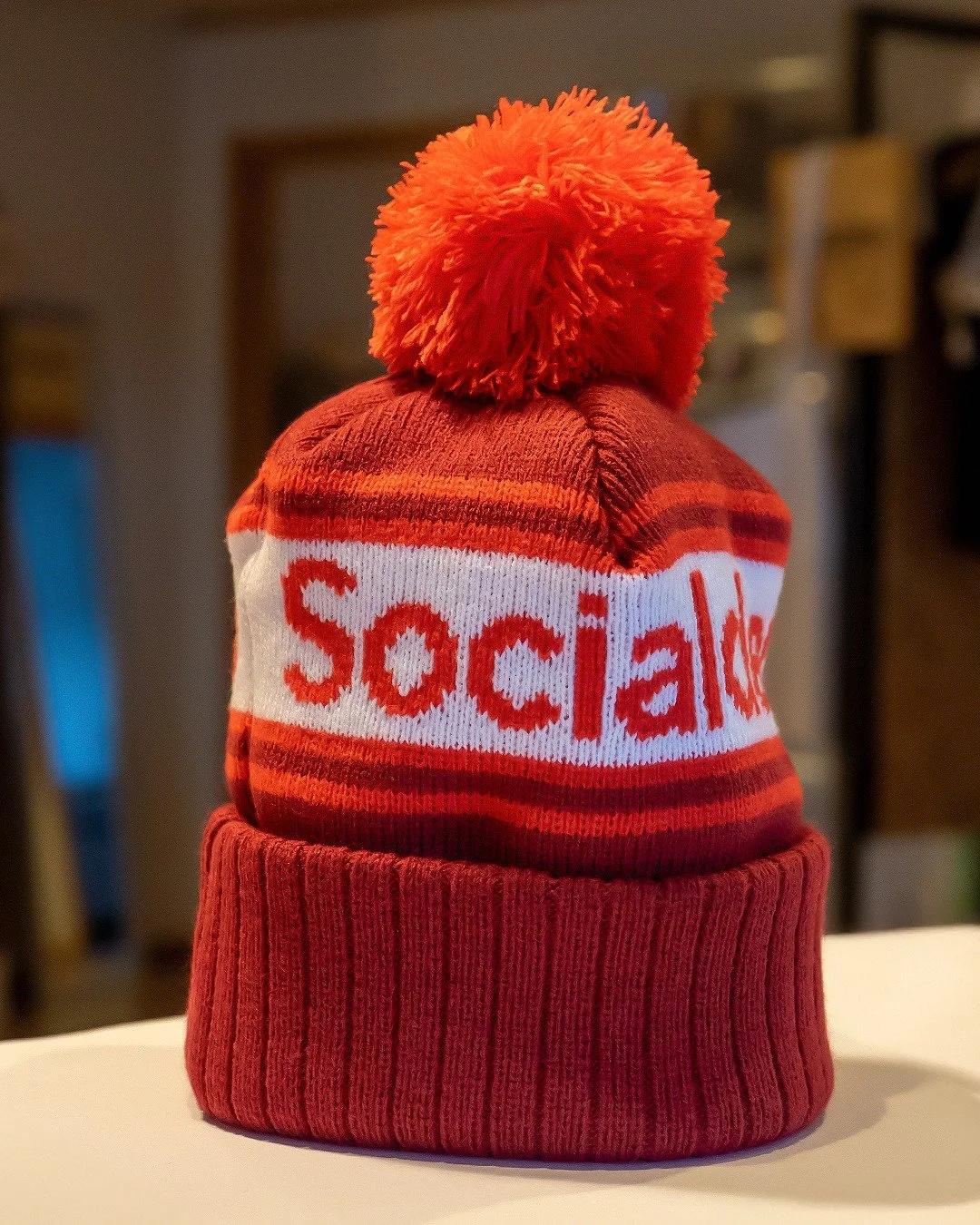 Varm och snygg vinterm&ouml;ssa till Socialdemokraternas arbetarkommuner! Dubbelstickad med uppvikt helt i egna f&auml;rger &ndash; perfekt n&auml;r vintern (v&auml;l) kommer 🌹❄️

#tmreklam #newwaveprofile #presentreklam #profilreklam #profilmateria