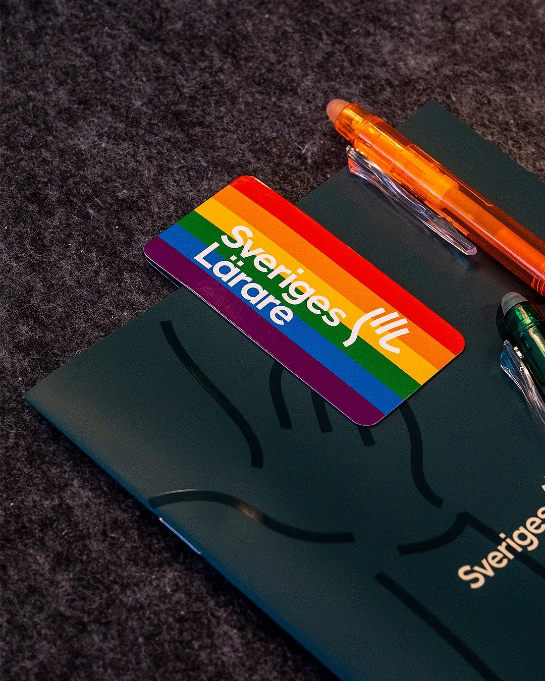 Nytt &aring;r och h&auml;r &auml;r en av Sveriges L&auml;rares nya profilprodukter vi tagit fram och som finns i deras webbshop. Bokm&auml;rket &auml;r magnetiskt och h&aring;ller sig alltid p&aring; plats. Med digitaltryck p&aring; tv&aring; sidor p