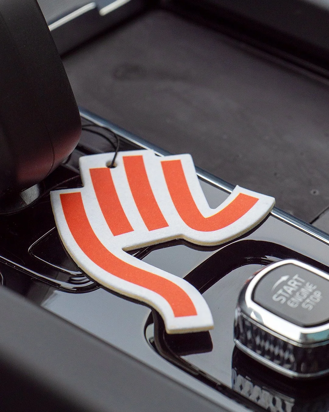 Finns det n&aring;got som heter dofthand? Ja, det g&ouml;r det nu. Tillsammans med Sveriges L&auml;rare tog vi fram utskurna air fresheners i tre f&auml;rger med tre olika dofter och packade dem till ett kit. &Auml;ven om det vanligaste anv&auml;ndni