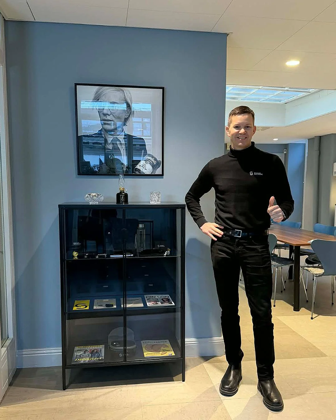 V&aring;r kund Sveriges Skolledare har ett snyggt och praktiskt s&auml;tt att visa upp sina profilprodukter. P&aring; sitt kansli har de fyllt upp ett sk&aring;p med ett urval av produkterna vi tagit fram tillsammans med dem. En bra id&eacute; som vi