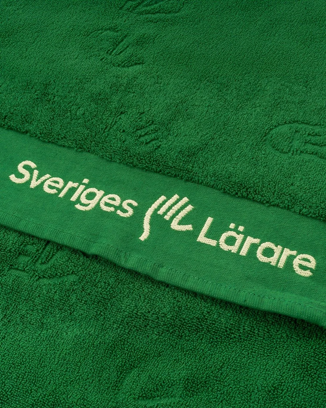 Badhanddukar associeras mest med sommar och str&auml;nder men fungerar precis lika bra p&aring; badhuset eller efter tr&auml;ningspasset. Vi har tillsammans med Sveriges L&auml;rare tagit fram en sk&ouml;n och bekv&auml;m Europaproducerad handduk i f