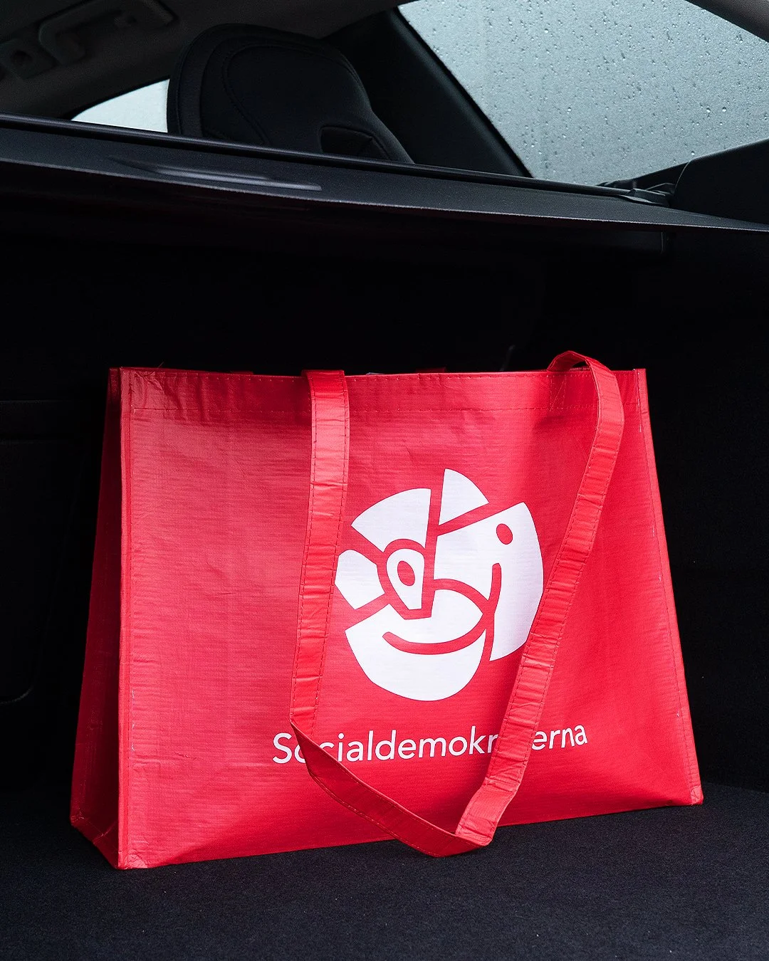 Snart b&ouml;rjar det bli dags att ge sig ut och tr&auml;ffa v&auml;ljare! Vi hj&auml;lpte en arbetarkommun att ta fr&aring;n en smidig shoppingkasse i 80% &aring;tervunnen RPET. Den &auml;r enkel att vika ihop och passar utm&auml;rkt att fylla med g