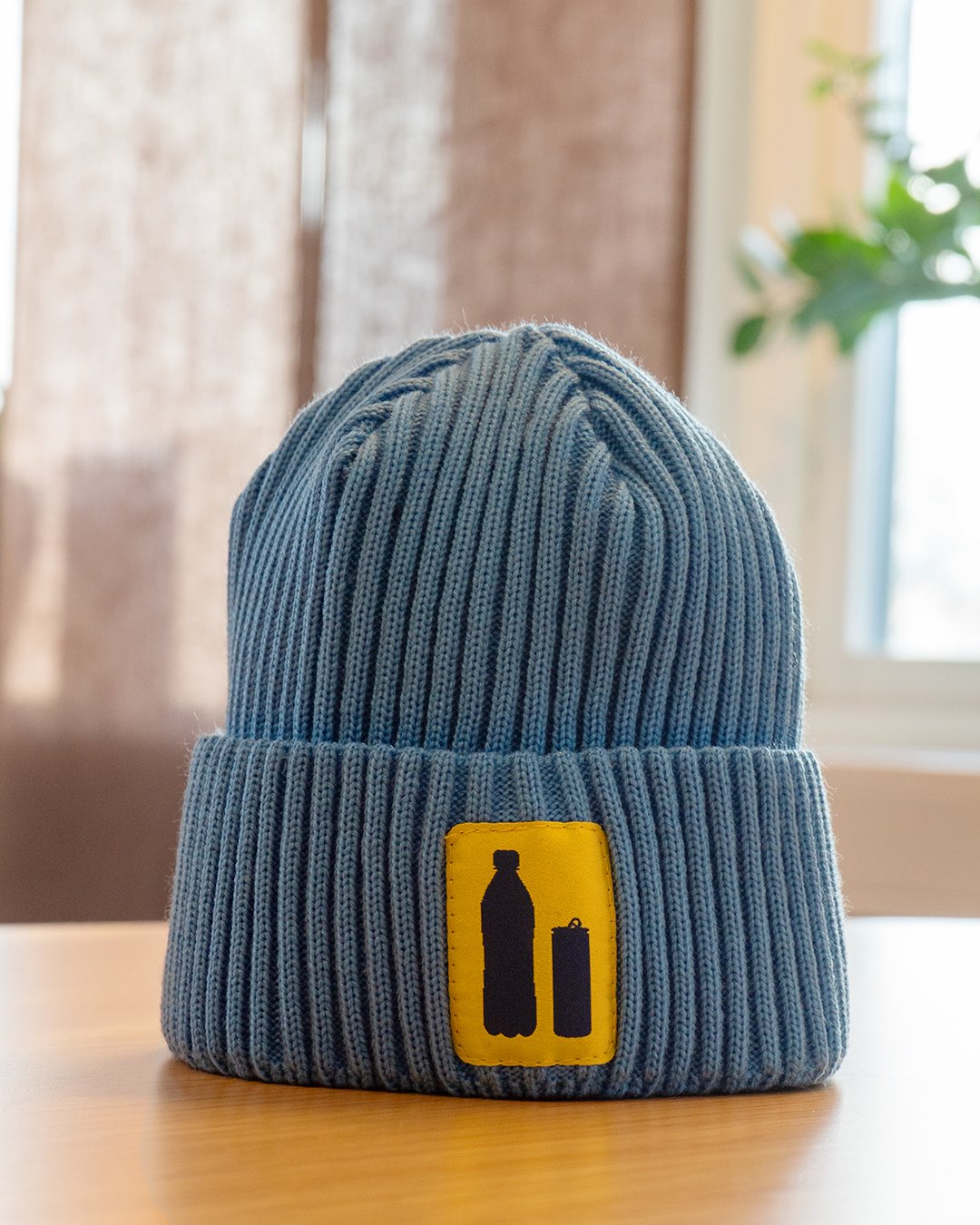 En molnig m&aring;ndag i slutet av mars kan mycket v&auml;l f&ouml;ra behovet till m&ouml;ssor snarare &auml;n n&aring;gon annan huvudbonad. Vi har tillsammans med @pantameranu tagit fram en sotarm&ouml;ssa i helt egna f&auml;rger och dubbla etikette