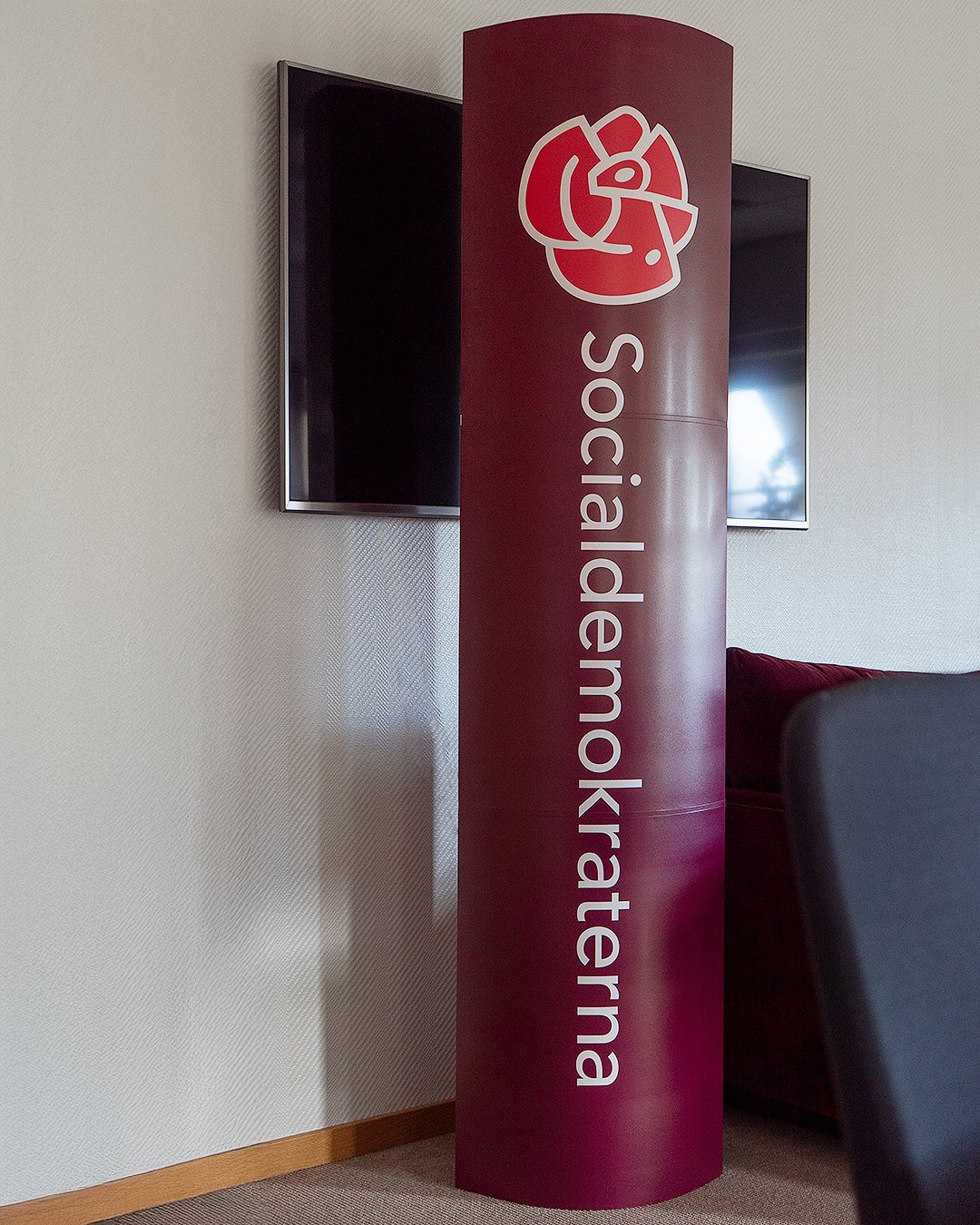 Ett l&auml;tthanterligt komplement till rollups! Till Socialdemokraternas arbetarkommuner har vi tagit fram en popup-pelare som &auml;r smidig att b&aring;de ha med sig och vika upp och ihop. Vi valde att trycka olika motiv p&aring; b&aring;da sidorn