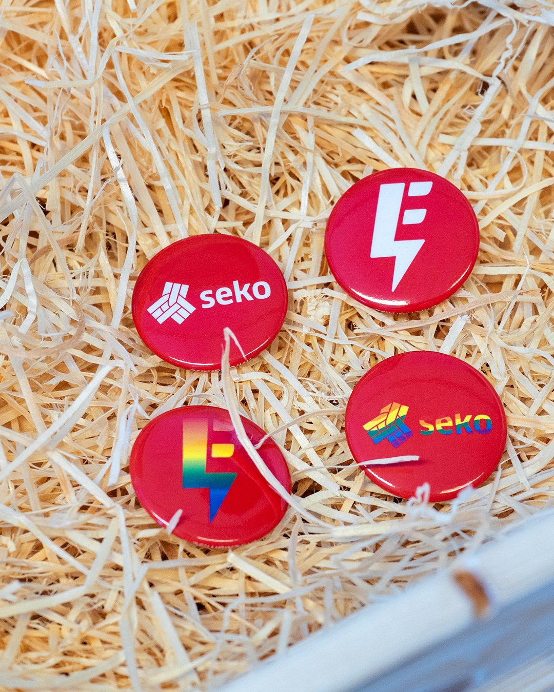 Ett skepp kommer lastat med kampanjknappar! Kampanjknappar &auml;r en lite giveaway som s&auml;ger v&auml;ldigt mycket och framf&ouml;rallt n&auml;r det &auml;r val&aring;r. Vi tog fram tv&aring; olika varianter till Seko och Elektrikerna 🔴⚡️

#tmre