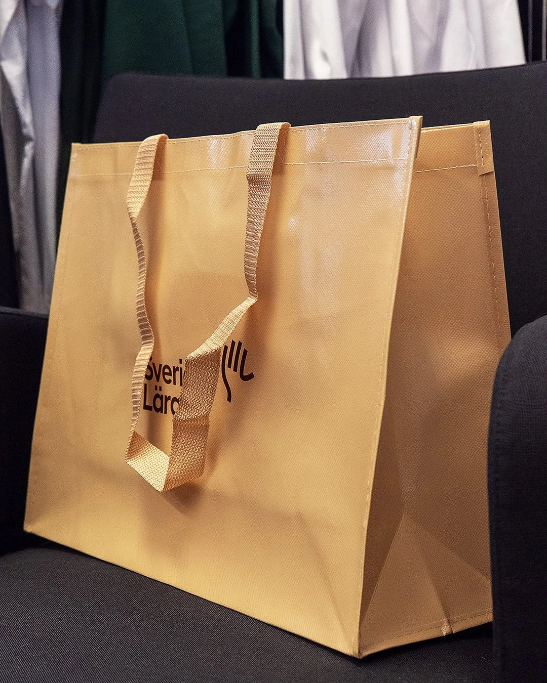 En av alla produkter vi tagit fram till Sveriges L&auml;rare. En t&aring;lig, smidig och laminerad shoppingkasse med l&aring;nga handtag att anv&auml;nda mellan klassrummen (eller f&ouml;r den delen till storhandlingen) 📚🛒

#tmreklam #newwaveprofil