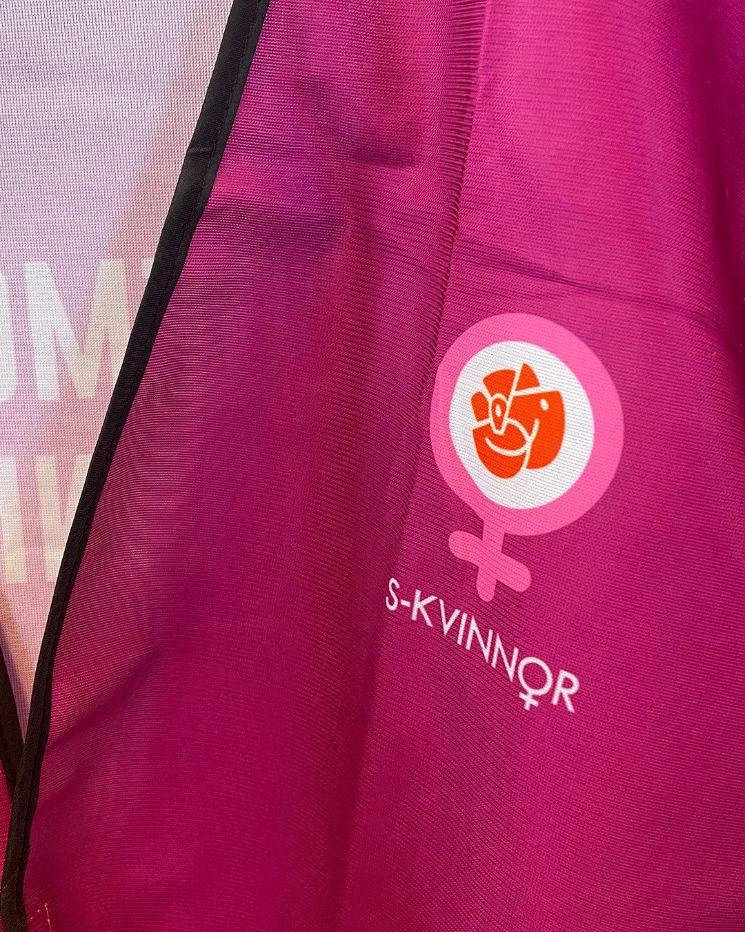 Tillsammans med S-kvinnor och en av Socialdemokraternas arbetarkommuner tog vi fram en specialdesignad v&auml;st. Designen &auml;r framtaget utifr&aring;n deras grafiska profil f&ouml;r att g&ouml;ra dem exakt r&auml;ttvisa 🦺✊

#tmreklam #newwavepro