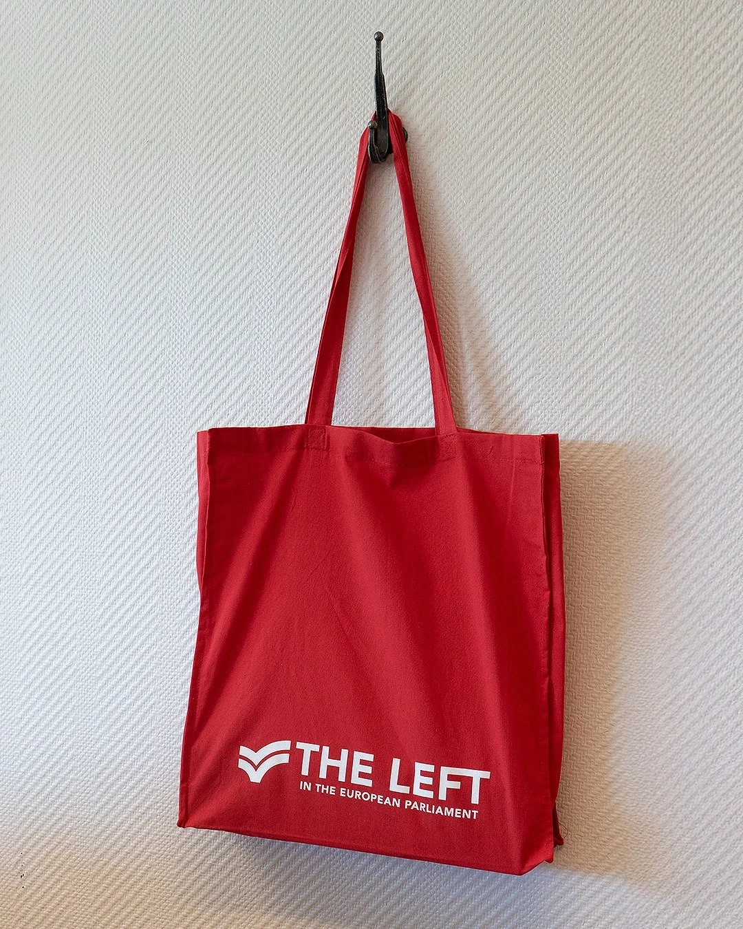 Tidigare under v&aring;ren tog vi fram dubbla tygkassar till The Left som anv&auml;ndes p&aring; V&auml;sterpartiets kongress. Enkla, stilrena och tydliga som b&auml;r sin exponering l&auml;nge 🎒

#tmreklam #newwaveprofile #presentreklam #profilrekl