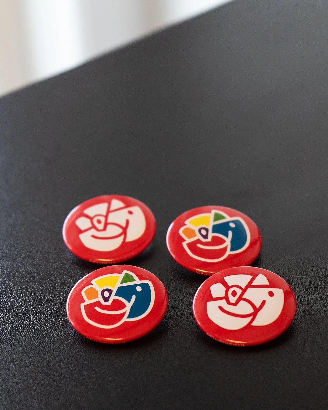 Dubbla designer p&aring; kampanjknappar till Socialdemokraterna. En profilprodukt som aldrig g&aring;r ur tiden och som g&aring;r att designa p&aring; vilket s&auml;tt som helst 🏳️&zwj;🌈🔴

#tmreklam #newwaveprofile #presentreklam #profilreklam #pr