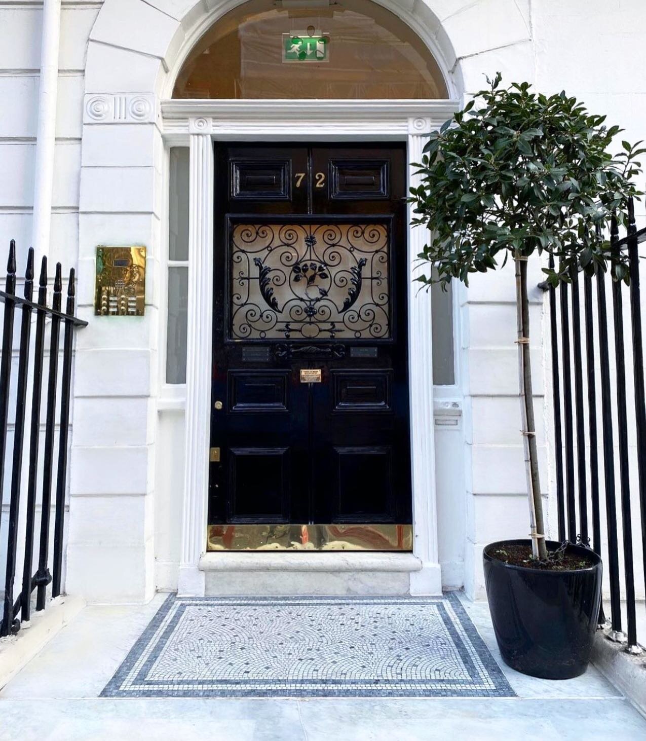 Hello and welcome to Carling Dental located at number 72 Harley Street, London. ⁣
⁣
Dr Michael Carling established the practice in 2004 and since then the team has expanded.
⁣
At Carling Dental we provide the highest quality of care to our patients. 