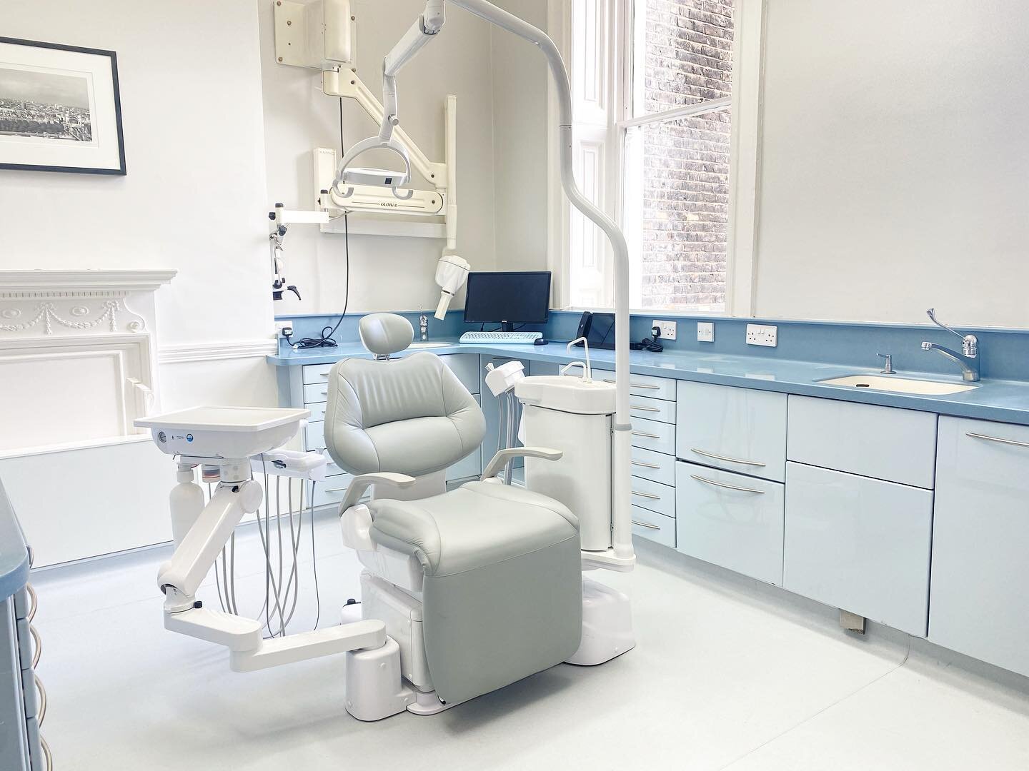 As humans, we have innate awareness of our environments. We naturally seek out environments with certain qualities such as safety and security.⁣
⁣
At Carling Dental our rooms have been designed to be spacious and light to make you feel as comfortable