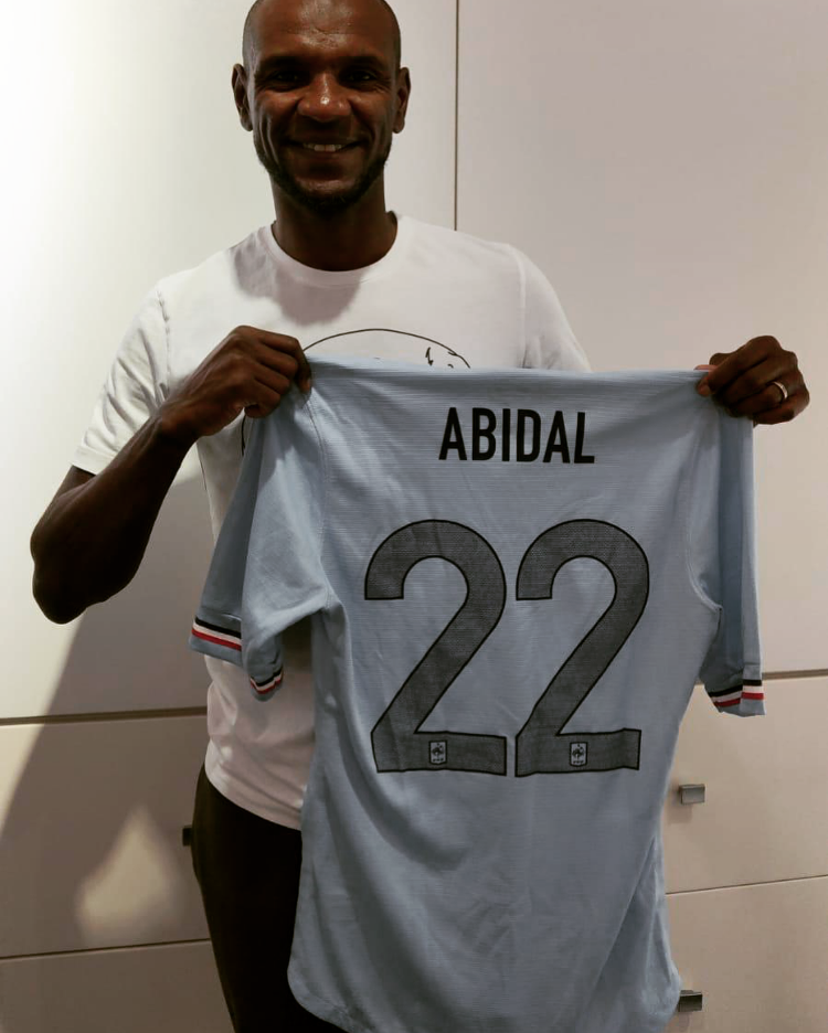 E. Abidal maillot R.PNG