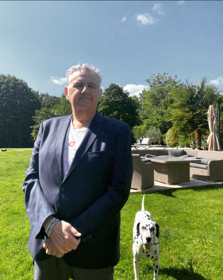 P. Menes veste R.PNG