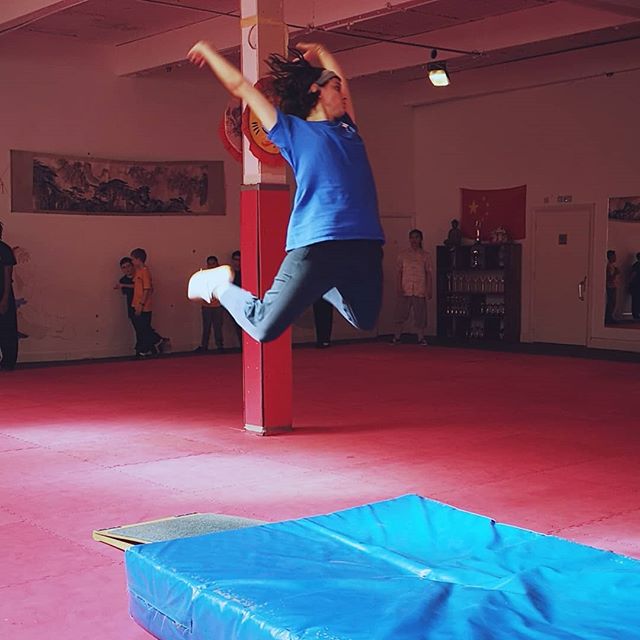 Boom! Sunday classes are always fun!
#martialarts #acrobatics #shaolinkungfu #shaolin #energy #jump #movement #control #focus #fit  #fun @shifuhengwei @tanglongshaolinkungfu