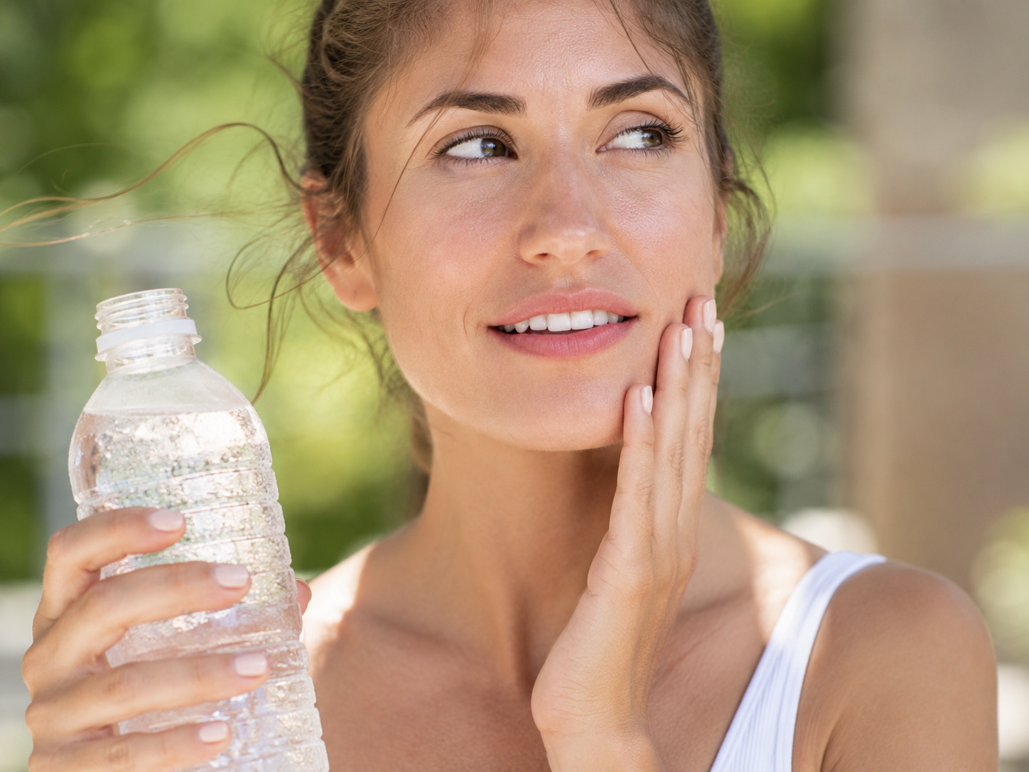onna con una bottiglia d’acqua durante una giornata estiva