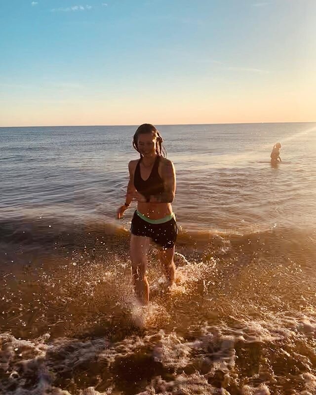 As happy as possible 😁
#beach #beachlife #evening #eveningsun #eveningdive #sea #sealife #bergenaanzee #stoot #sport #women #fitness #fit #fitgirl #fitmom #momof3 #motivation #dedication #swim #swimming #eveningswim