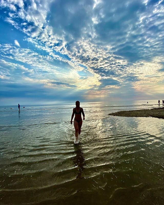 Love the sky, love the beach, so I&rsquo;m sorry for that second day in a row beach picture haha! ☀️🌊
#beach #sun #sunnydays #sea #beachlife #eveningdive #swim #swimming #life #health #healthylifestyle #personaltrainer #body #women #fitmom #fitgirl 