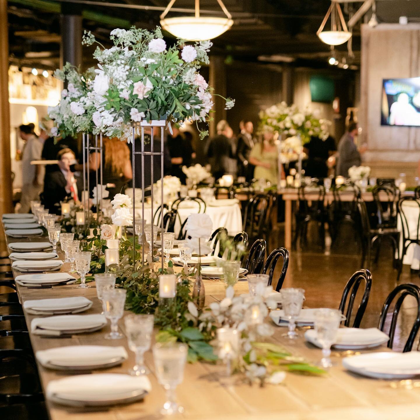 Reception tables ☑️
Photo @mariagloerphotography 
#nashvilleweddings #receptionflowers #headtable #elevated #timelesswedding #venuedesign #classicbride  #nashvilleweddingflorist #weddinginspo
