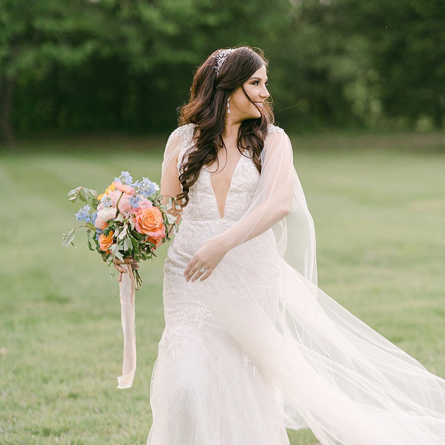 I was so happy to see these arrive in my inbox!  I&rsquo;m a big fan - huge - of the photographers who capture all of these beautiful moments. 
Photographer: @dianamariephotography_ 
#springwedding #gardenwedding #weddingcolor #bouquet #weddingfloris