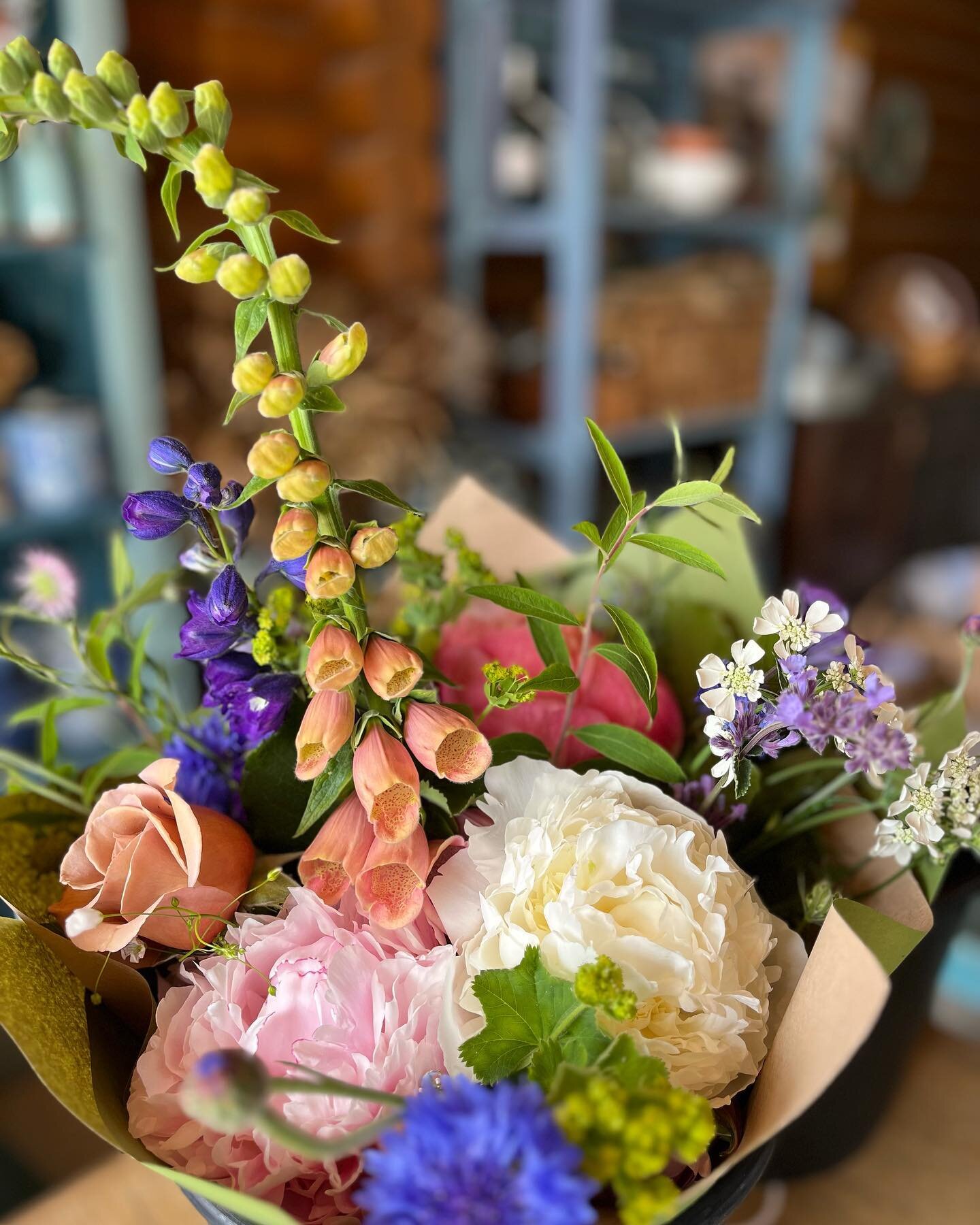 The most beautiful hand tied bouquet for a departing guest to take home. 
-
@oldpastureparkflowers