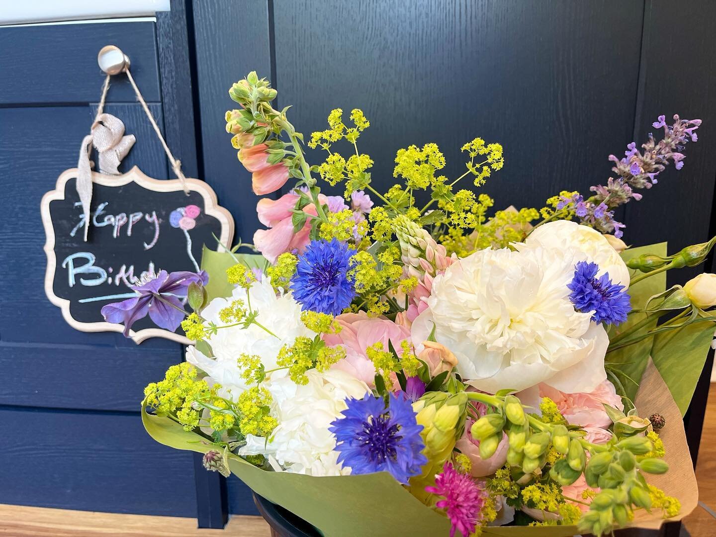 A luxury birthday bouquet of farm grown seasonal British flowers. @oldpastureparkflowers 
-
Cut to order with 24hr notice.
