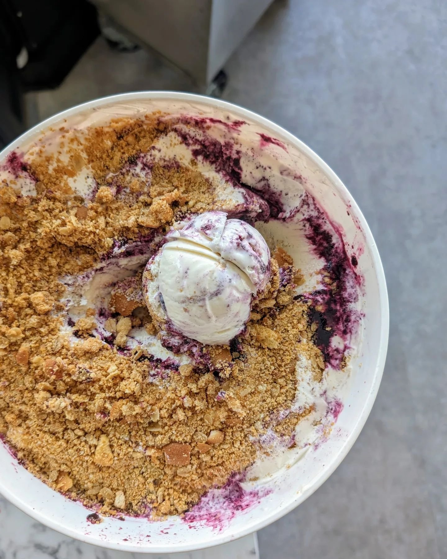 It's a Monday funday if I ever saw one. 76&deg; already, light breeze and the best part... { FLAVORS ALERT } !

BLUEBERRY PIE
&bull; vanilla ice cream + house blueberry jam + our brown butter vanilla wafer crumble &bull;

FLUFFERNUTTER
&bull; torched