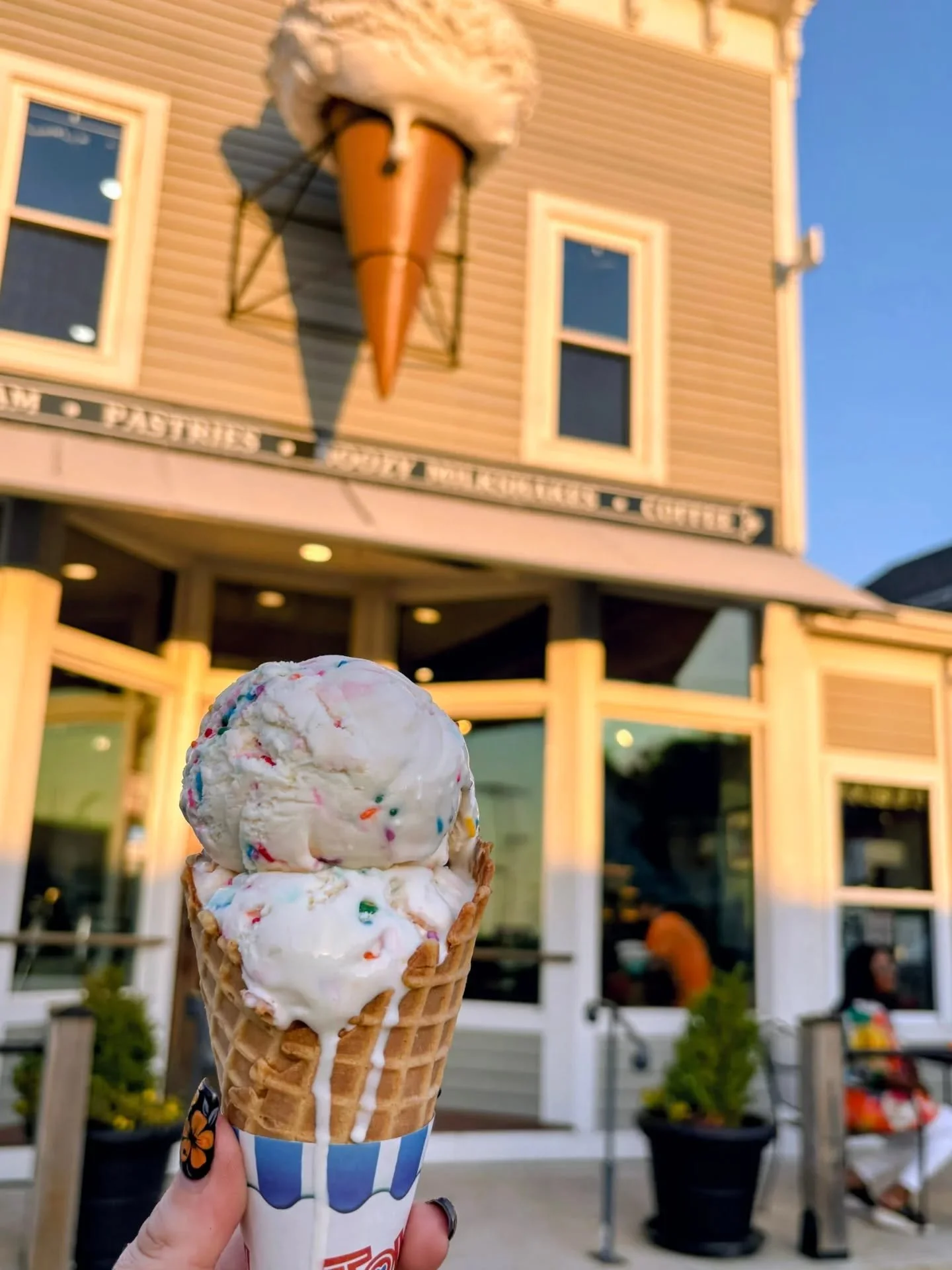 Another good week for ice cream shops across Northeast Ohio! 🍦☀️. I know one day the weather will turn on us, so we'll just enjoy it while we can.

Featuring -- Sprinkle Cake, a white cake batter ice cream dotted with plenty of rainbow sprinks.
Here