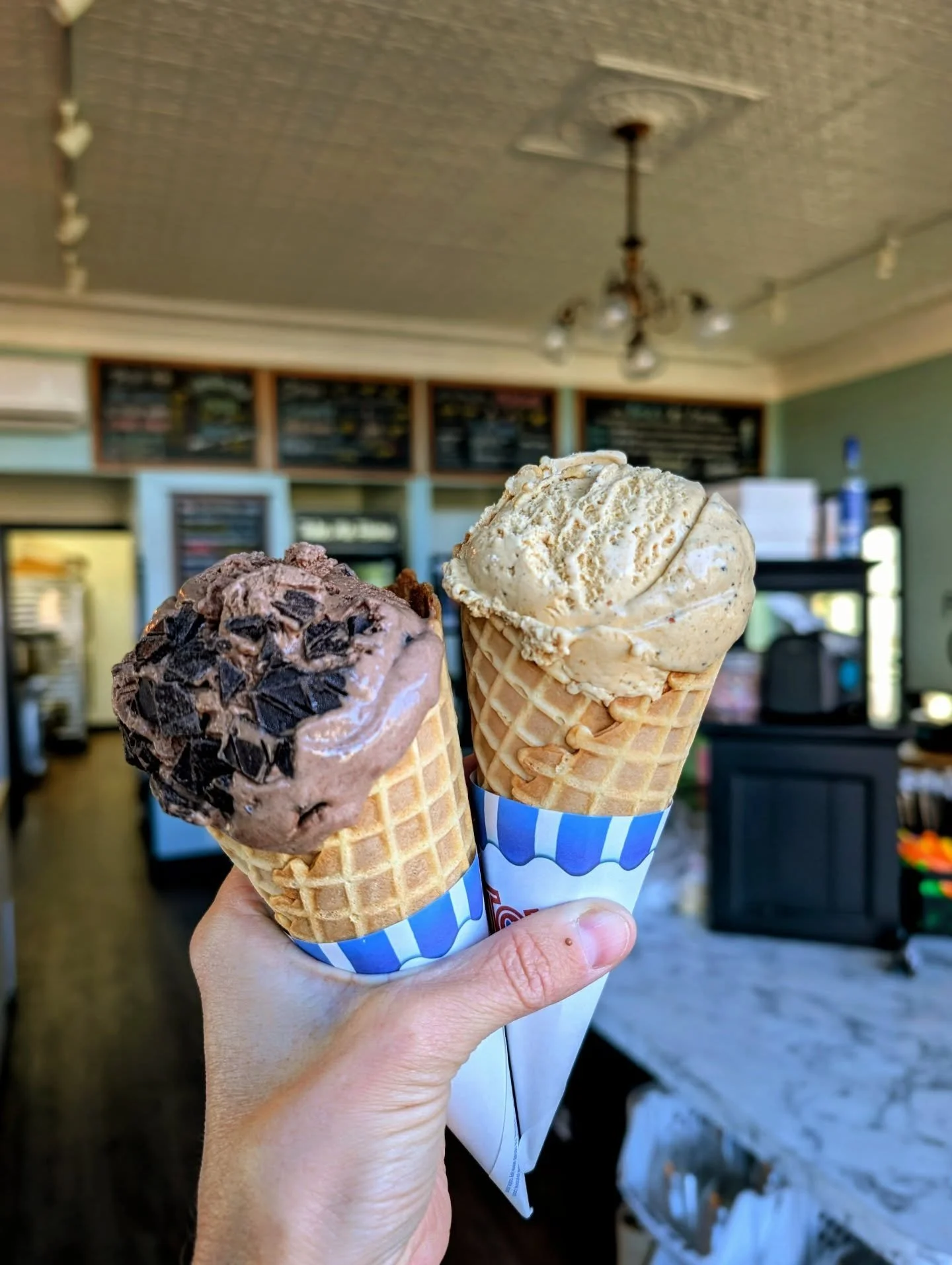 It's never too early for a { FLAVOR ALERT }! 

P.S.L. aka PUMPKIN SPICE LATTE
&bull; your fav fall coffeehouse drink - but in ice cream form! Pumpkin and pumpkin spice coffee ice cream &bull;

DARK CHOCOLATE CHIP 
&bull; out darkest chocolate ice cre