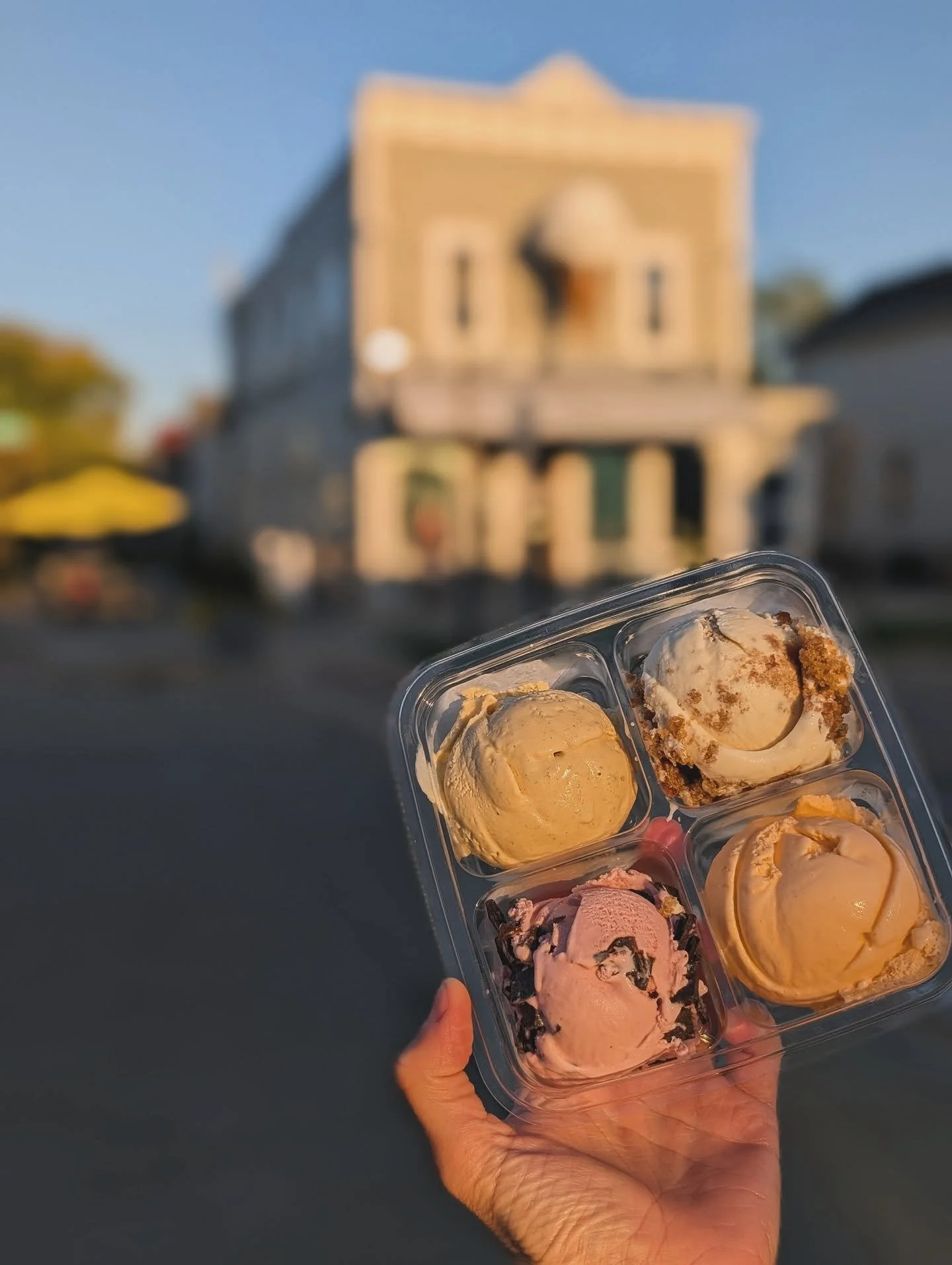 Yes my 2nd post in 20 min bc this is EQUALLY important as spooky mini golf ... {FLAVORS ALERT} - Saturday edition!!

BLACK CHERRY CHIP
&bull; black cherry ice cream + soft chocolate flakes &bull;

APPLE CAKE
&bull; vanilla &amp; nutmeg spiced ice cre