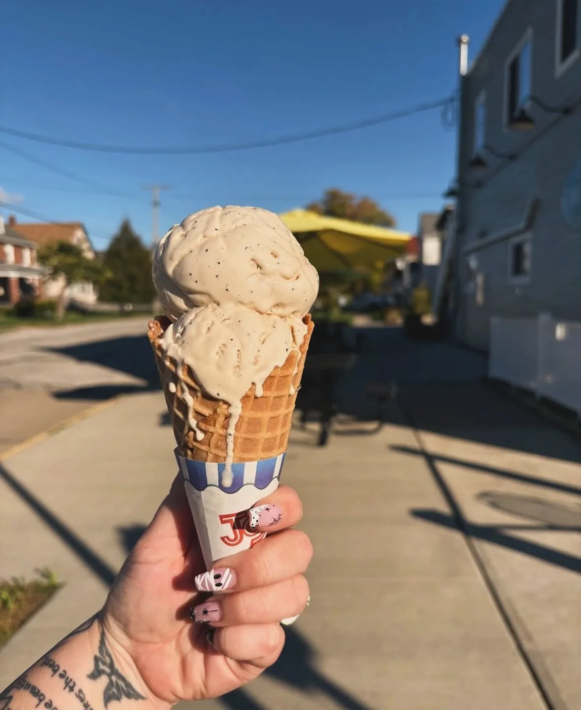 Good morning, how about a Monday {FLAVOR ALERT} ?!

COFFEE
&bull; a light roast coffee ice cream, with our favorite coffee from @risingstarcoffee &bull;

Maybe get really crazy and put a scoop of coffee ice cream into a cup of our coffee? Sounds like