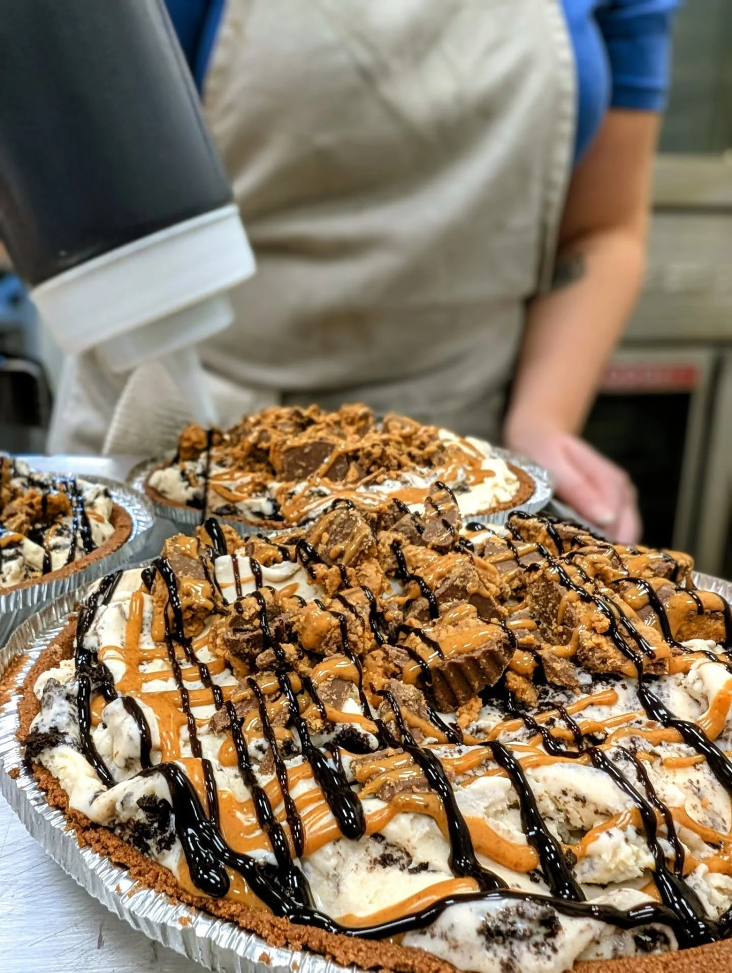 It's ice cream pie season for us...are you thinking Thanksgiving orders yet?
PB Bliss Ice Cream Pie is in the pic 🤤, chocolate PB is always a favorite around here.

For Thanksgiving, we've got a featured ice cream pie, and then we'll be offering sta