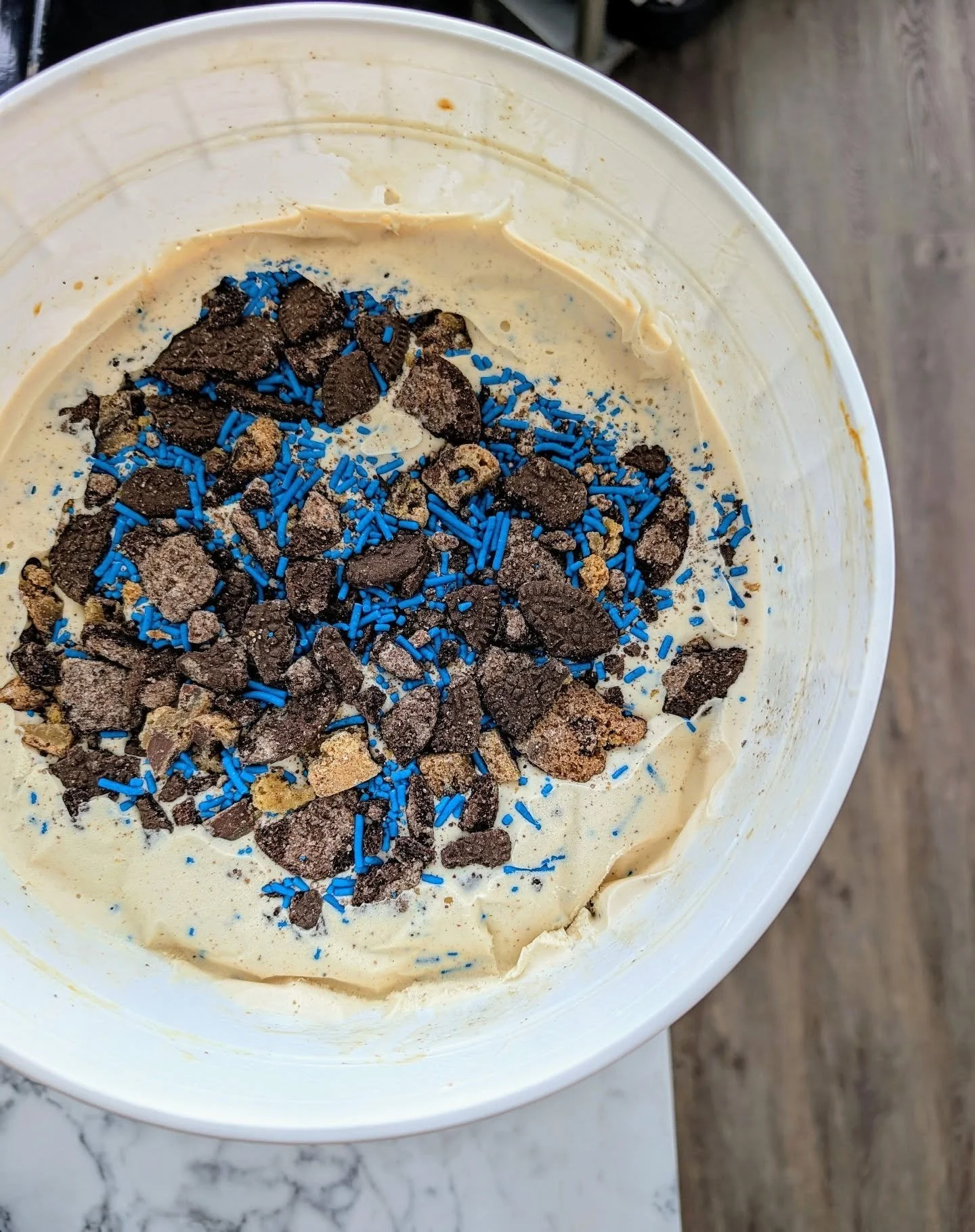 { FLAVOR ALERT } COOKIE MONSTER!
&bull; vanilla marshmallow ice cream + chunks of our chocolate chip cookies (baked!), Oreo pieces &amp; blue sprinks 

Might have some gusts &amp; drizzles today but anything above 65&deg; is a win in my book. 

2 mor