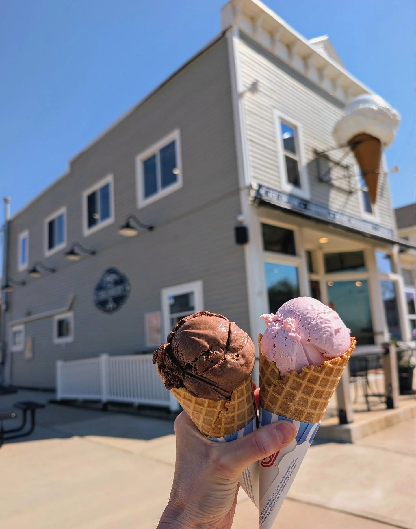 This kinda Thursday calls for a { FLAVORS ALERT }

DARK CHOCOLATE - pure chocolatey goodness, as dark as we can make it, with 100% brute cocoa powder

VEGAN BLACK CHERRY - black cherry ice cream, made with a coconut cream base, vegan/gluten free/nut 