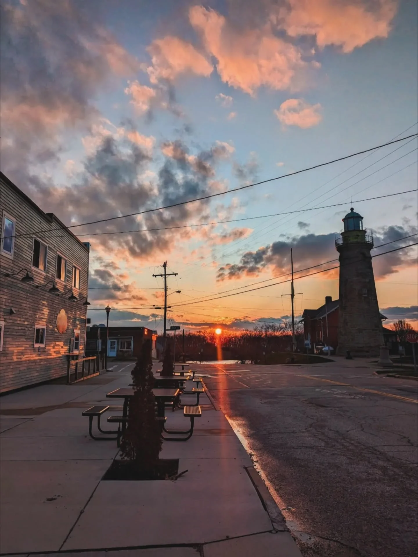 April!! Surprisingly one of our most chaotic months every year, knee deep in it right now!

⛈️Weather - unpredictable, thus traffic is unpredictable 
🚶&zwj;♀️Team - we're likely either overstaffed or understaffed, rarely appropriately staffed 
📑Int