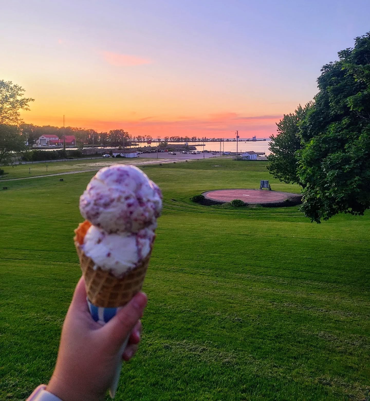 Sometimes, ice cream isn't the star of the show. 🌅

Folk &amp; Country fest in the park from 2-9P today! And we'll be here to support you with treats before, during and after ❤️.

SUMMER HOURS:
📍202 The Creamery &bull; 11A-10P daily🍦🍪
📍206 next 