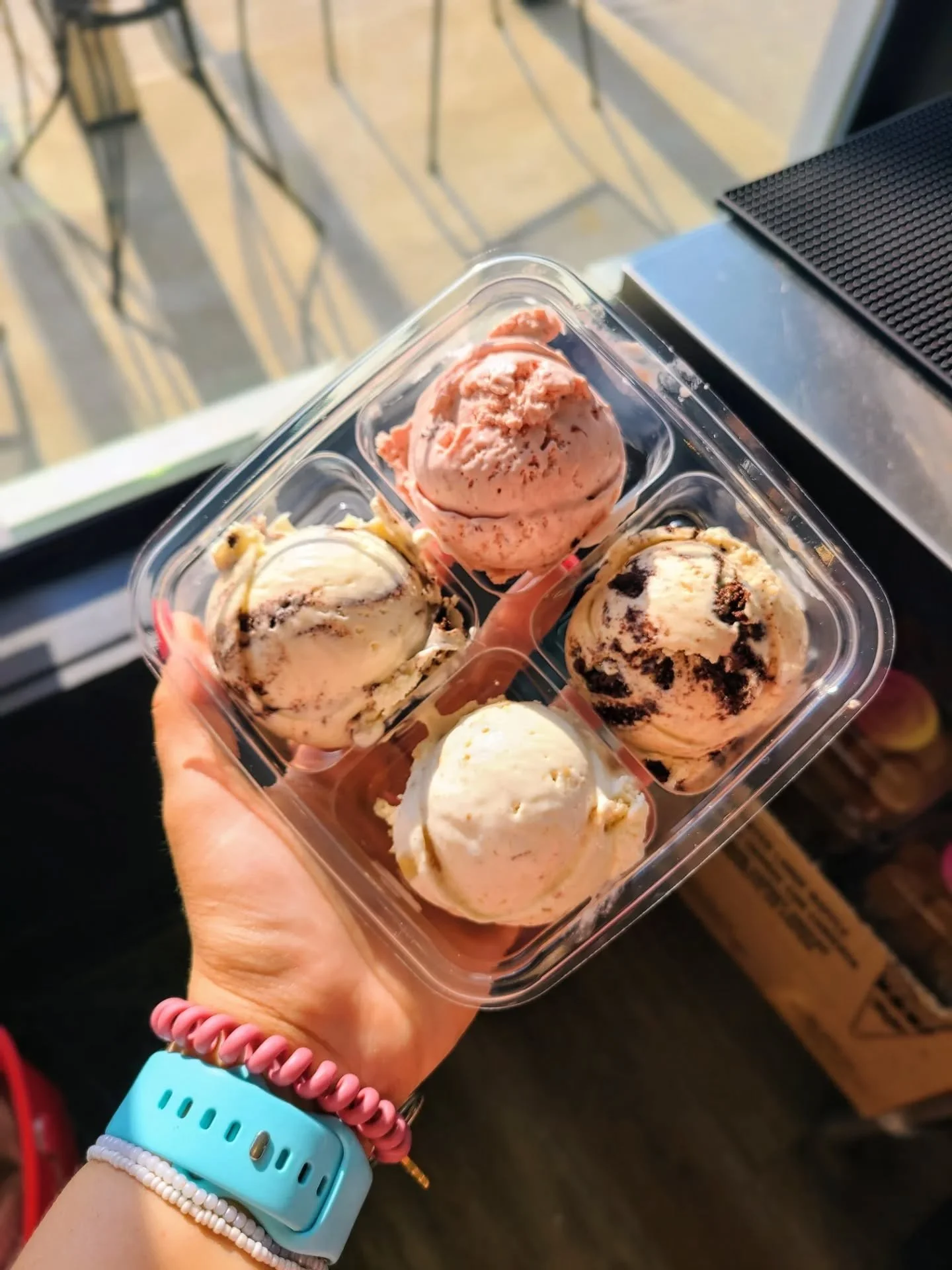 Are we having sun yet?

Featuring -- dealer's choice sampler, soooo many shakes &amp; diet cherry bomb soda at📍206!
And a song from my childhood 😂.

SUMMER HOURS:
📍202 The Creamery &bull; 11A-10P daily🍦🍪
📍206 next door &bull; 11A-930P daily ⛳🥤