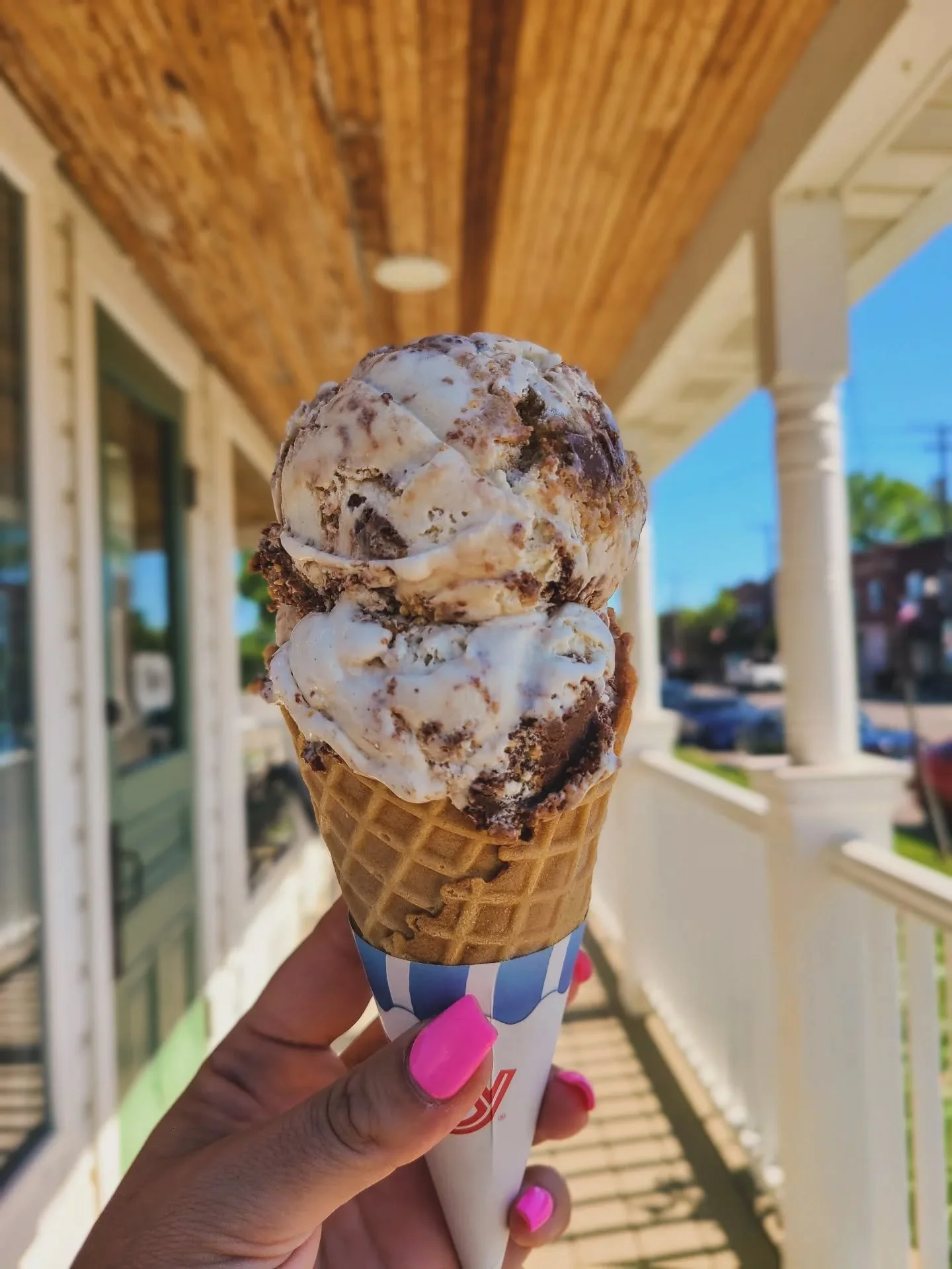 Anything S'Mores is the way to y'all's heart.
 How many versions can I give you during summer? Only time will tell!

It's a gorgeous Monday, come make the most of it with us 🍦⛳.

SUMMER HOURS:
📍202 The Creamery &bull; 11A-10P daily🍦🍪
📍206 next d
