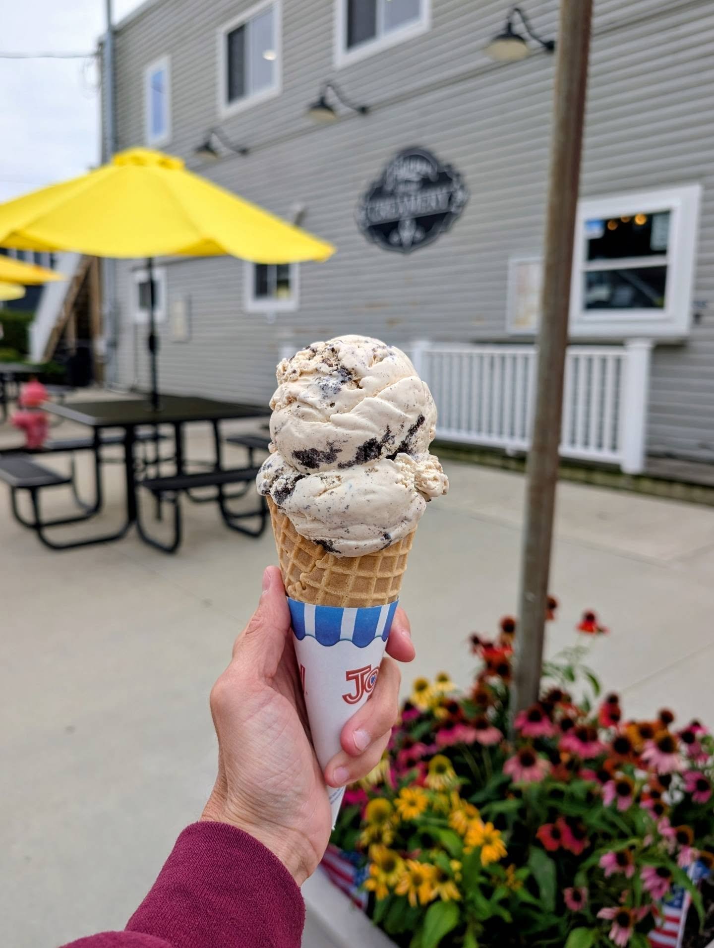 It's baaaaack ... COFFEE OREO
&bull; our delightfully delish coffee ice cream made with @risingstarcoffee + Oreos &bull;

Add hot fudge, add our Oreo dirt, add peanut butter...have your fun with it!

📍206 has closed for the season and we'll check yo