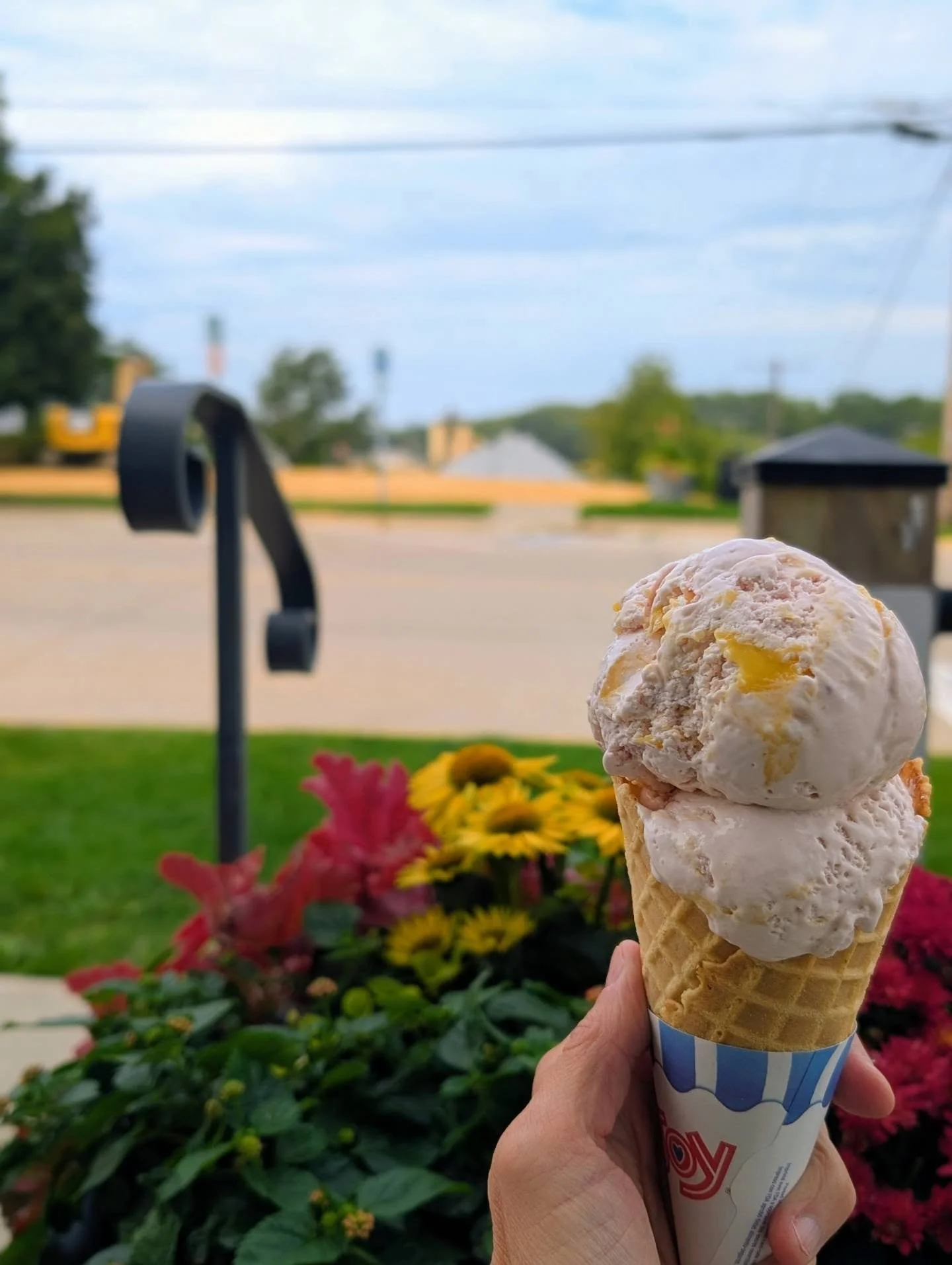New flavor &amp; a new view...{ FLAVOR ALERT } -->
RASPBERRY LEMON!
&bull; light raspberry ice cream + house lemon curd streaks &bull;

Looking like some warm weather this week, we're ready with ice cream for ya!

CURRENT HOURS &bull;📍202 The Cre
