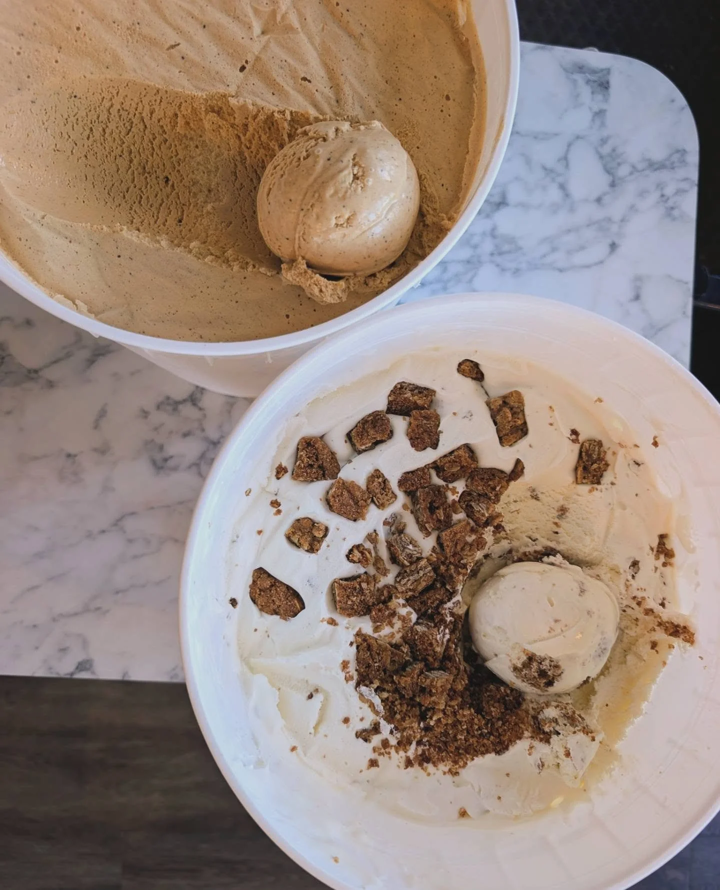 Monday calls for a { FLAVORS ALERT } 

OATMEAL CREME PIE
&bull; marshmallow ice cream + our house made oatmeal cookies &bull;
*Fun fact, we did this last year before Swenson's did 🤷&zwj;♀️😁*

PUMPKIN SPICE LATTE
&bull; coffee, pumpkin and pumpkin s