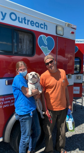 Marc recibe atención veterinaria para su querido perro de Seattle Veterinary Outreach en Ballard Food Bank