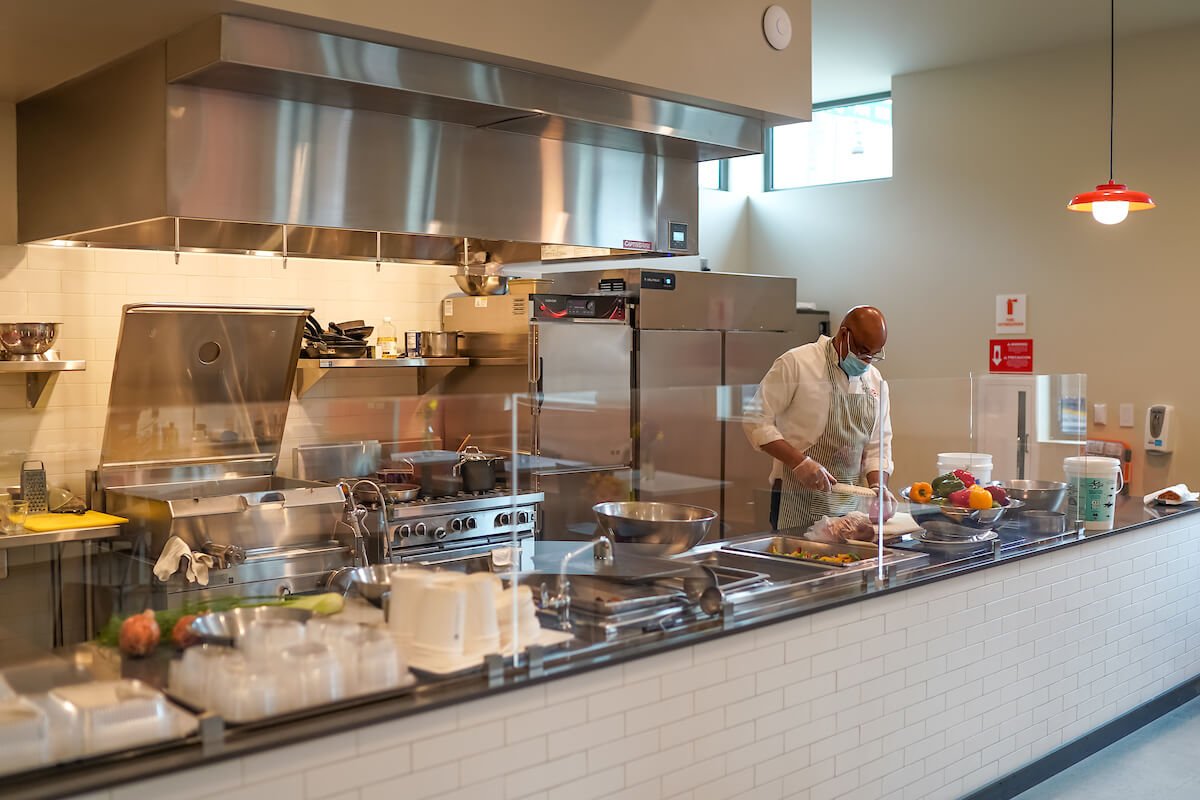 Cocinar haciendo la comida en el Ballard Food Bank