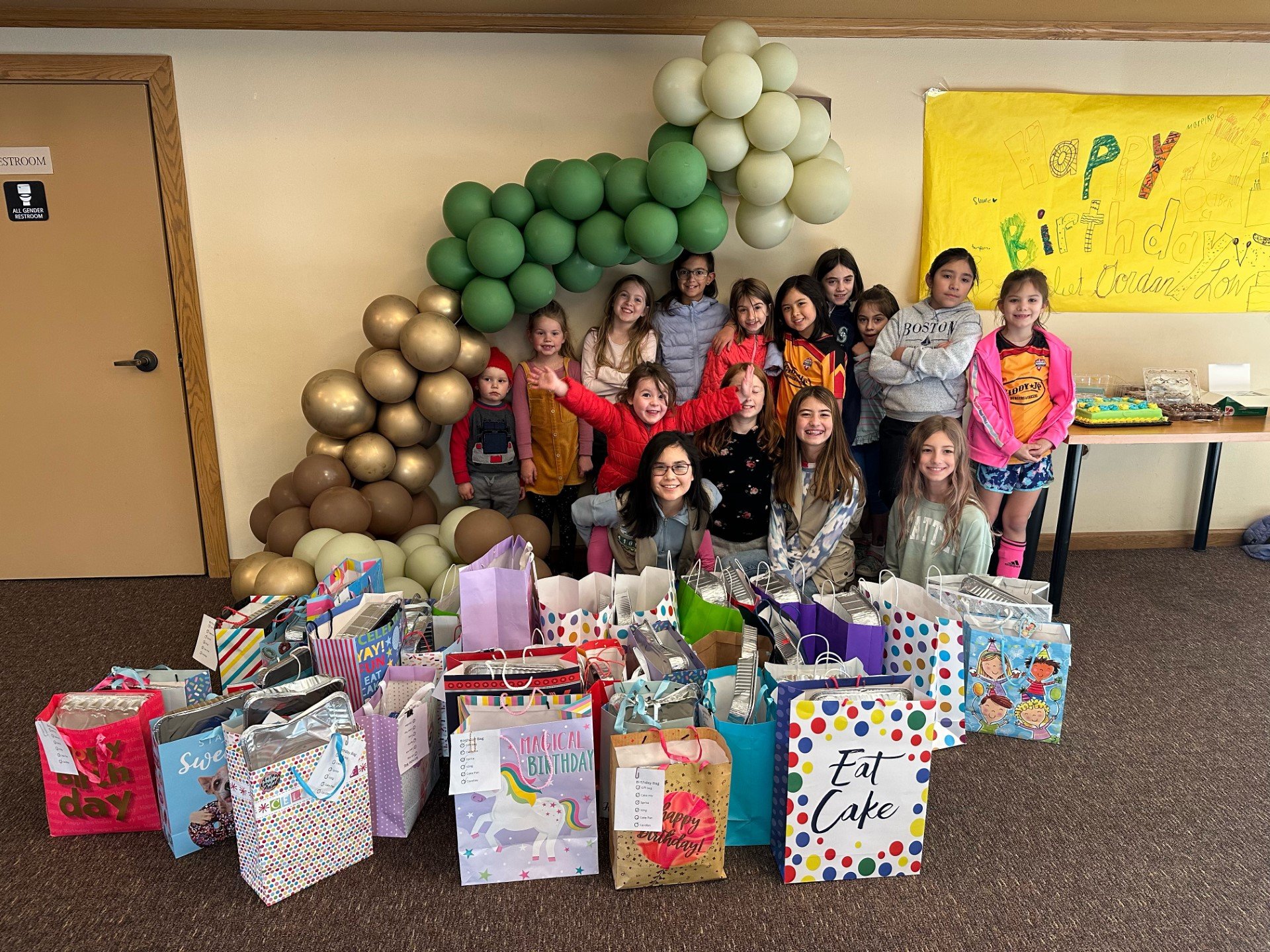 Esta tropa de Girl Scouts celebró el cumpleaños de la fundadora Juliette Gordon Low con un elemento de retribución a Ballard Food Bank. En la foto, posan con las donaciones que recogieron.