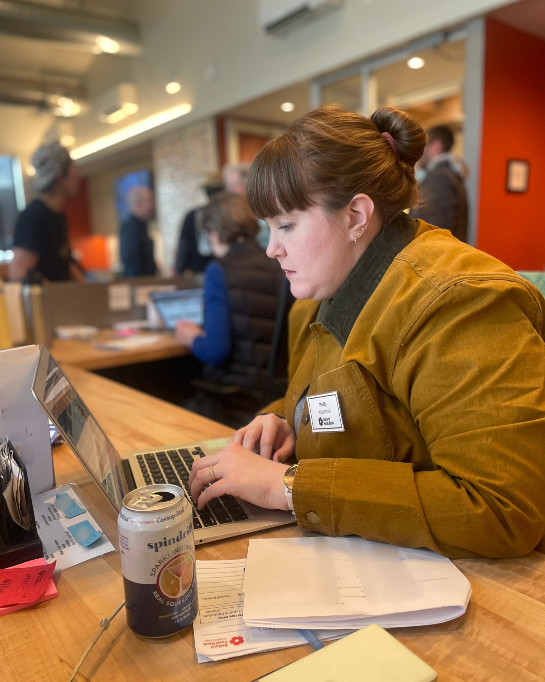 مولي عند مكتب الاستقبال.png