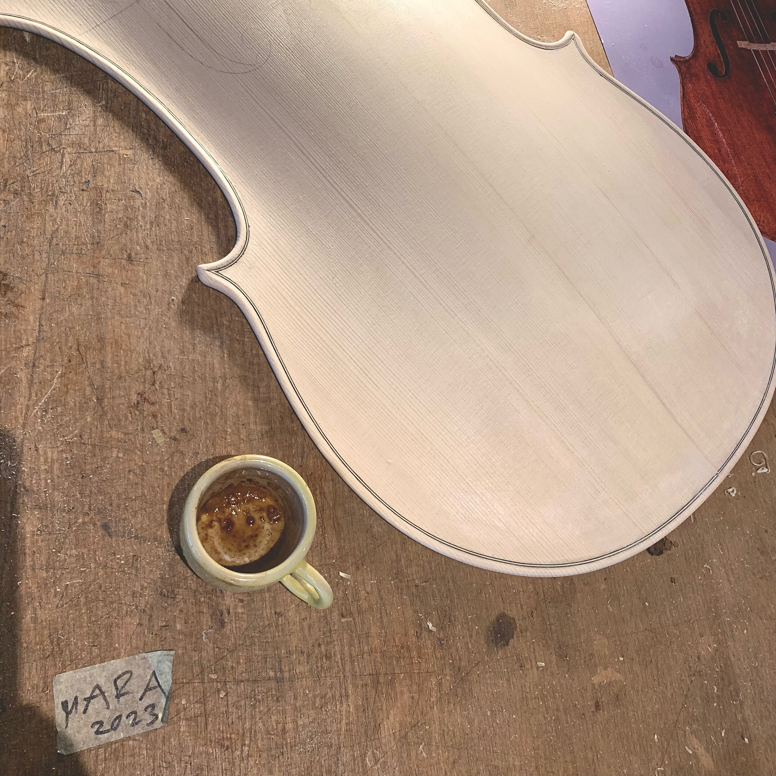 Das n&auml;chste Cello entsteht - daf&uuml;r brauchts auch regelm&auml;ssig einen Kaffee☺️
&bull;
&bull;
&bull;
#cellomaking #stradivaricello #antoniostradivari🎻 #geigenbauer #newinstrument #newworks #coffelovers 
@aromawerk.ch