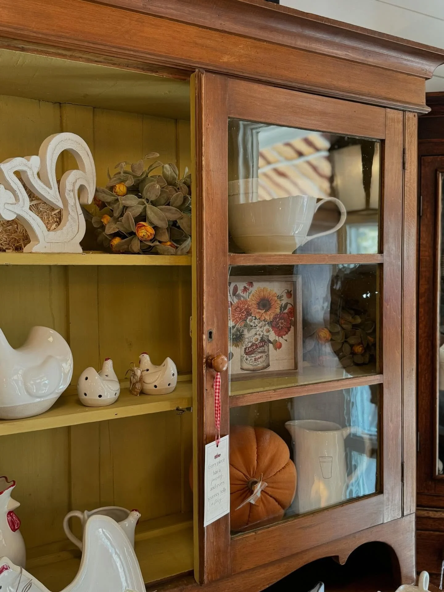 *NEW* 1880&rsquo;s pine glass cabinet! Came from an old farmhouse in the Hudson Valley area and has the original glass! Where&rsquo;s all our farmhouse lovers?!

48&rdquo; X 19&rdquo; X 85&rdquo;
$1645
.
.
.
.
.
#farmhousehutch #vintagefurniture #ant
