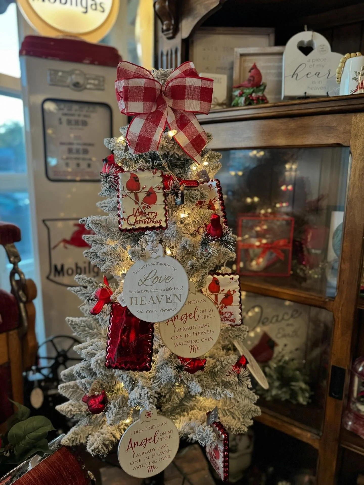 Just a little peek of some of our displays! Come and visit us this weekend! Step into the magic of Christmas with us!
Saturday: 10-5pm
Sunday: 10-4pm 
⛄️🎅🏻
.
.
.
.
.
#christmasdecor #holidaydecor #backintime #nassaucountyny #antiquestore #vintages